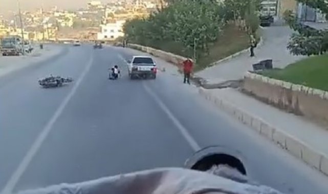 Şanlıurfa'da otomobile çarpıp karşı şeride devrilen motosiklet sürücüsü...