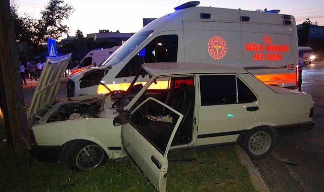 Silifke'de Ambulansla Otomobil Çarpıştı: 4 Yaralı