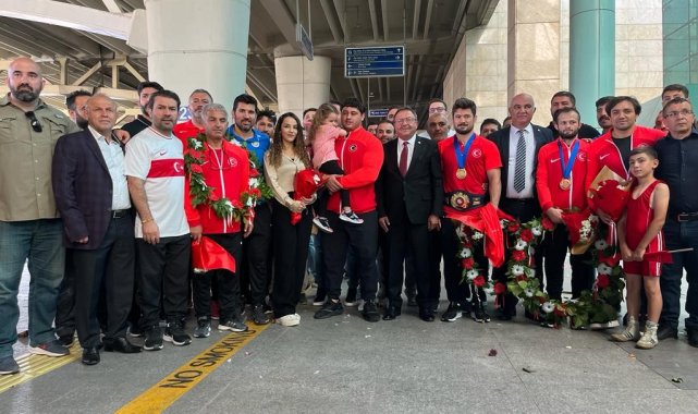 Sırbistan'da düzenlenen 2023 Dünya Güreş Şampiyonası'nda altın mada...