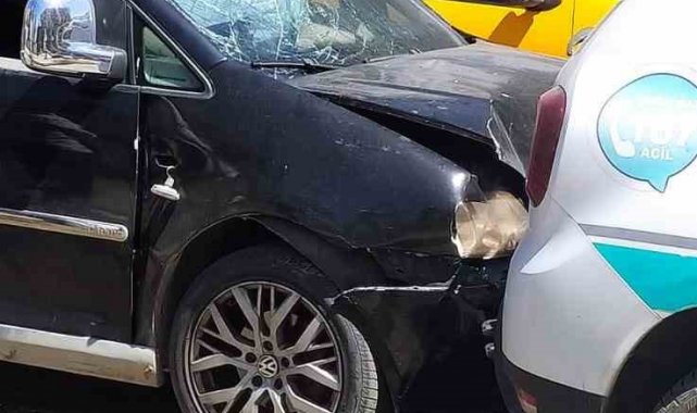 Şırnak'ta kırmızı ışıkta meydana gelen zincirleme trafik kazasında 2 ki...