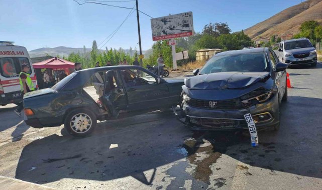 Sivas'ın Gürün ilçesinde iki otomobilin çarpışması sonucu biri çocuk 4 ...