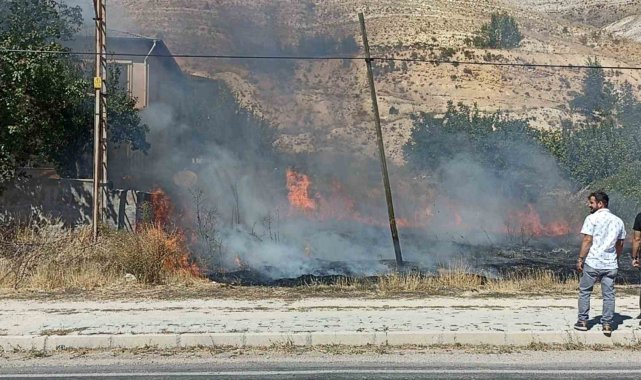 Sivas'ın Gürün ilçesinde tırın patlayan lastiğinin oluşturduğu kıvılcım...