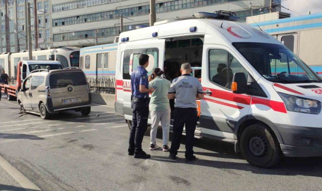 Sultangazi'de sürücüsünün direksiyon hakimiyetini kaybettiği hafif tica...