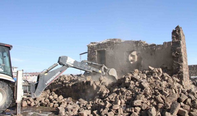 Talas Belediyesi, ilçede bulunan terk edilmiş binaların yıkımına devam ediy...