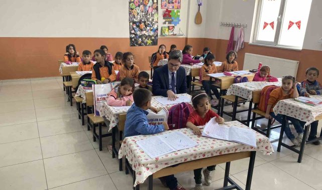 Taşlıçay Kaymakamı Emirhan Arıkan, ilçe merkezindeki okulları ziyaret edere...