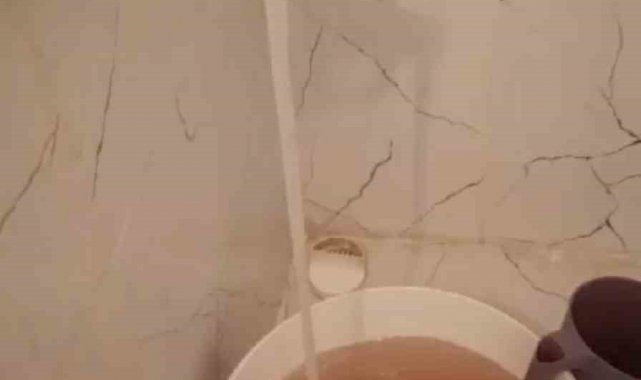 Tekirdağ'ın Kapaklı ilçesinde musluklardan akan kirli su nedeniyle duş ...
