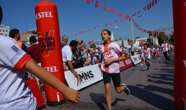 Uluslararası Manisa Vestel Yarı Maratonu'nda çocuk koşusu tamamlandı. 3...