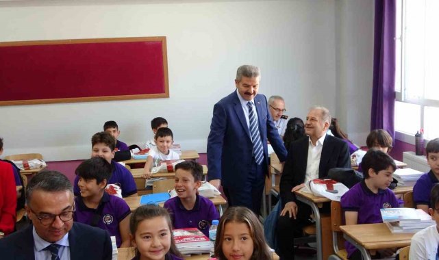 Uşak Valisi Turan Ergün, İlköğretim Haftası dolayısıyla Ömer Dönmez Toklu O...