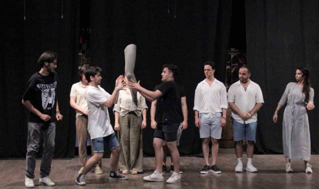 Usta tiyatro sanatçısı Haldun Dormen'in yıllar önce ünlü bir Broadway m...