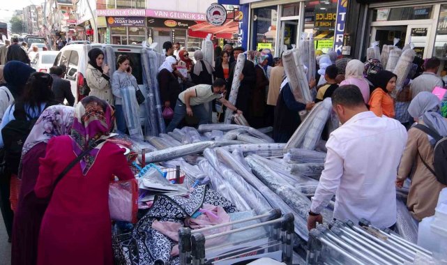 Van'da bir alışveriş merkezi tarafından başlatılan halı kampanyası izdi...