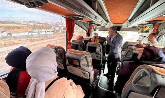 Vatandaşlara tamamlanan ve yapımı devam eden projeleri gezdiren Çayırova Be...