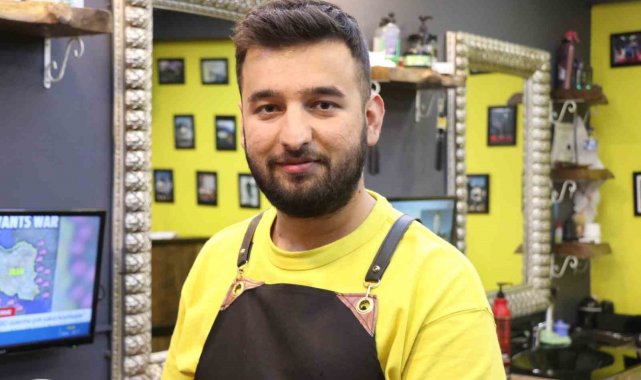 Bolu'da bir berber, saç tıraşına gelen müşterisinin kafasına Cumhuriyet...