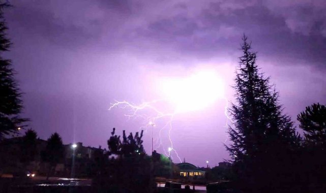 Karabük'te etkili olan yıldırım ve şimşekler gökyüzünde adeta görsel şö...