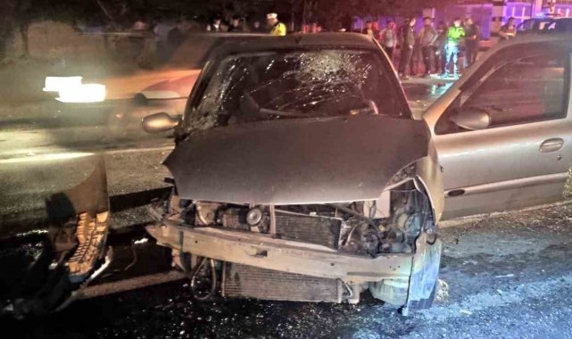 Manisa'nın Sarıgöl ilçesinde trafik ile otomobilin çarpıştığı kazada 4 ...