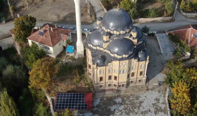 Yozgat'ın Çekerek ilçesine bağlı Yukarı Karahacılı köyünde bulunan cami...
