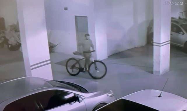 Aksaray'da bir apartmanın otoparkından bisiklet çalan şüpheli önce güve...