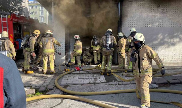 Bağcılar'da beş katlı bir binanın bodrum katında bulunan sünger deposun...