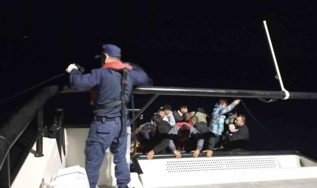 Çanakkale'nin Ayvacık ve Ezine ilçesi açıklarında Sahil Güvenlik ekiple...