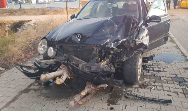 Çorum'un Alaca ilçesinde iki otomobilin çarpıştığı trafik kazasında 3 k...