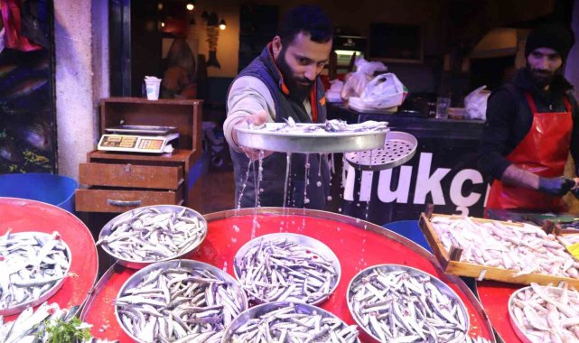 Denizlerde yaşanan fırtına İzmir'de balık fiyatlarını etkiledi