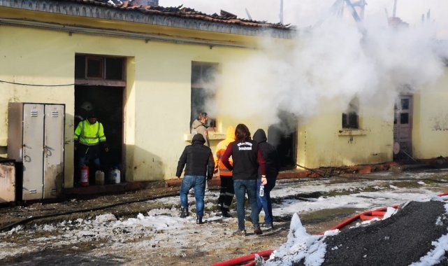 Erzurum'da Devlet Demir Yollarına ait depoda çıkan yangın güçlükle sönd...