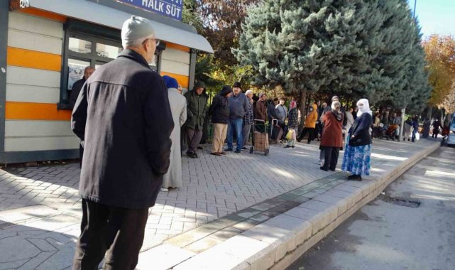 Eskişehir'deki bazı halk ekmek büfelerinin önünde kuyruk oluşturan vata...