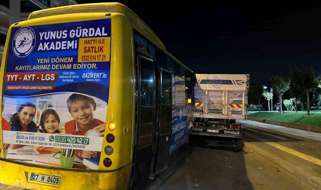 Gaziantep'te halk otobüsünün park halindeki kamyona çarptığı kazada 3