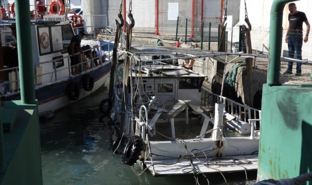 Hatay'ın Samandağ ilçesinde etkili olan fırtına sonucu batan balıkçı te...