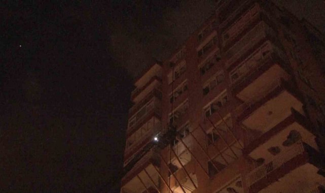 Kadıköy'de bir apartmanın çatısına yıldırım düştü