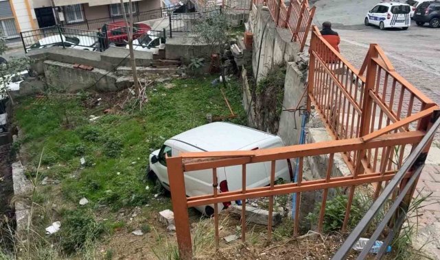 Kağıthane'de sürücüsünün park etmeye çalıştığı esnada freni tutmayan ha...