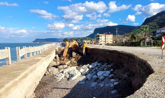 Kastamonu'nun Cide ilçesinde etkili olan fırtına sırasında dev dalgalar...