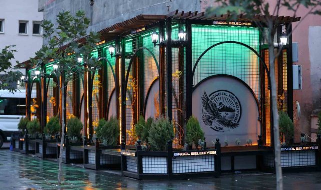 Kendi atölyelerinde daha ucuz maliyetle ürettiği kent mobilyaları ve süs bi...