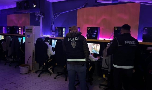 Mardin'in Nusaybin ilçesinde okulların açılmasıyla polis ekipleri denet...