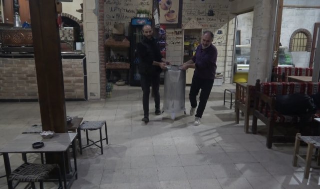 Muş'ta havaların soğuması ile birlikte çay ocaklarında sobalar kuruldu....