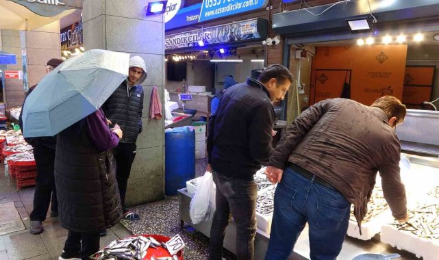 Özellikle Karadeniz bölgesini etkisi altına alan fırtına başta hamsi olmak ...