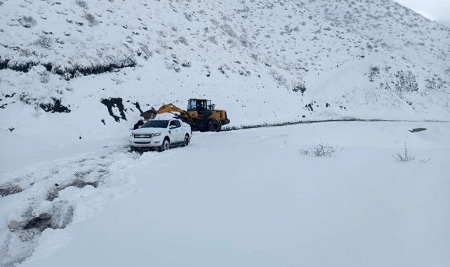 Siirt'in Pervari ilçesi Geçittepe grup köy yolunda kar yağışı nedeniyle...