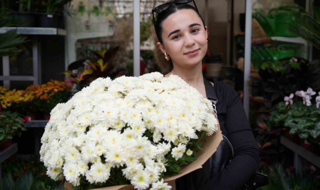 Sonbaharla birlikte kasımpatı ve sıklamen çiçeğine ilgi arttı. Bahçe ve bal...