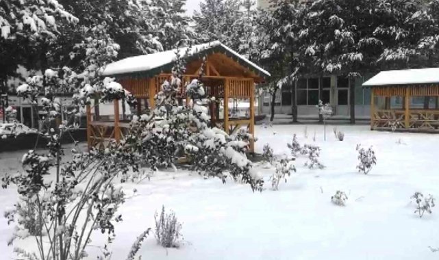 Sivas'ın İmranlı ilçesinde kar yağışı etkili oldu