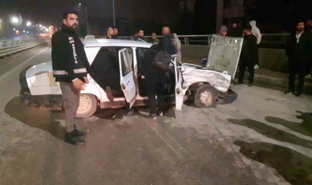 Adıyaman'da, iki otomobilin çarpışması sonucu meydana gelen kazada 1 ki...