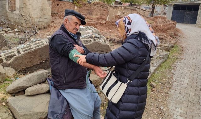 Adıyaman'ın Kahta ilçesine bağlı köylere mobil sağlık hizmeti götüren s...