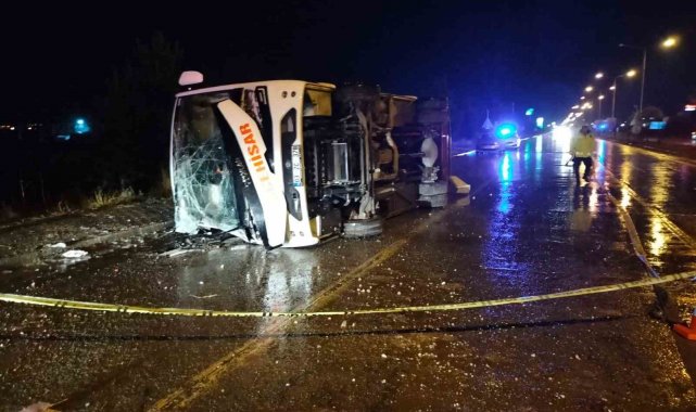 Afyonkarahisar'da aşırı yağmurda kontrolden çıkarak karşı şeride geçen ...