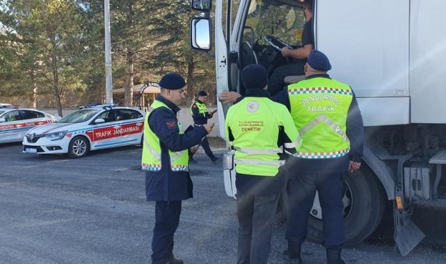 Afyonkarahisar'da jandarma ekipleri tarafından ticari araç sürücülerine...
