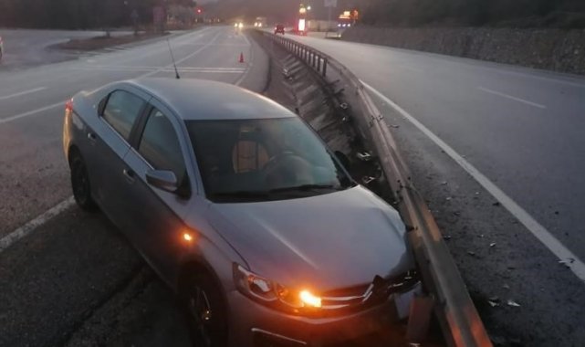 Afyonkarahisar'ın Bayat ilçesinde kontrolden çıkan otomobil bariyerlere...