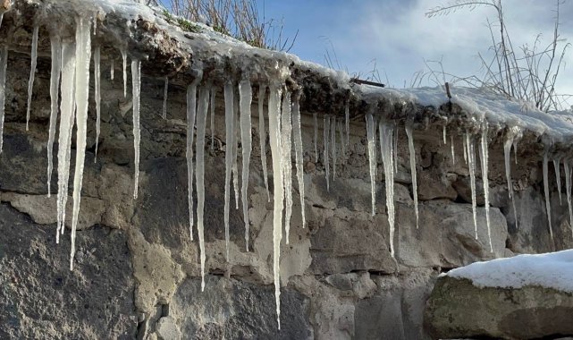 Ağrı'da sabah saatlerinde etkisini artıran soğuk hava nedeniyle kentin ...