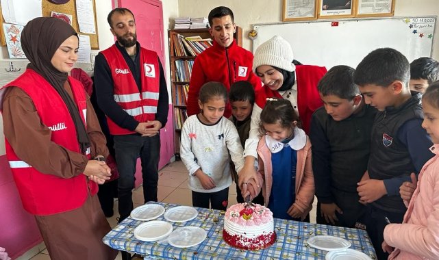 Ağrı'nın Patnos ilçesinde Kızılay ekibi, ilkokul öğrencisi Elif Sağlam&...