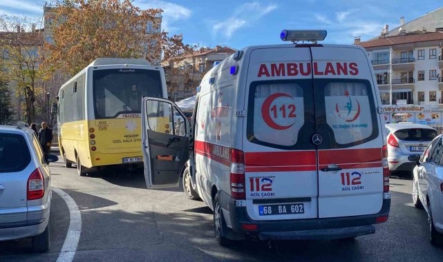 Aksaray'da yolun karşısına geçmek isteyen kadın özel halk otobüsünün ça...