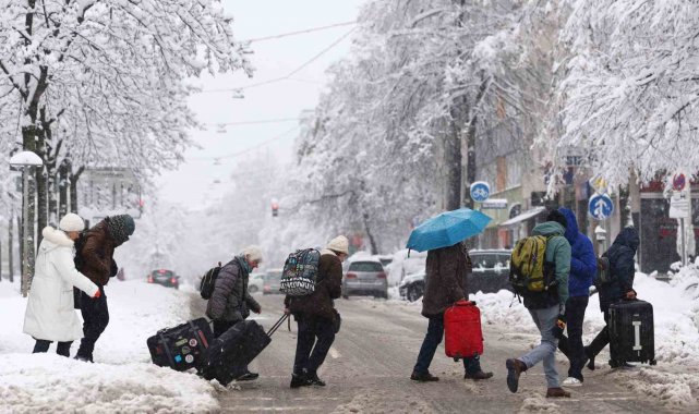 Almanya'da etkili olan şiddetli kar yağışı nedeniyle Münih Havalimanı