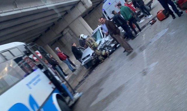 Ankara'nın Akyurt ilçesinde özel halk otobüsü ile otomobilin çarpıştığı...
