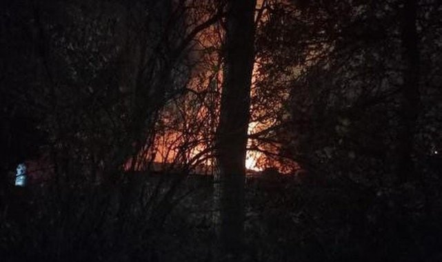 Ankara'nın Altındağ ilçesinde bir gecekonduda çıkan yangın, itfaiye eki...