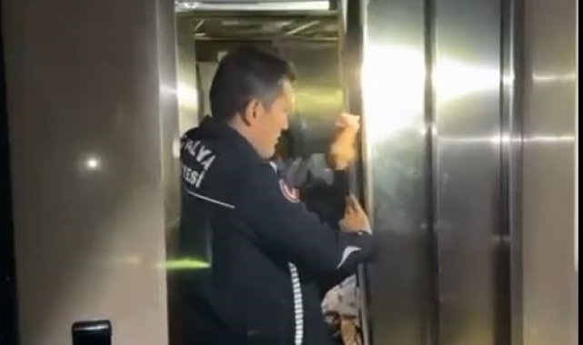 Antalya'da asansörde mahsur kalarak panik yaşayan 1'i çocuk 2 kadın...